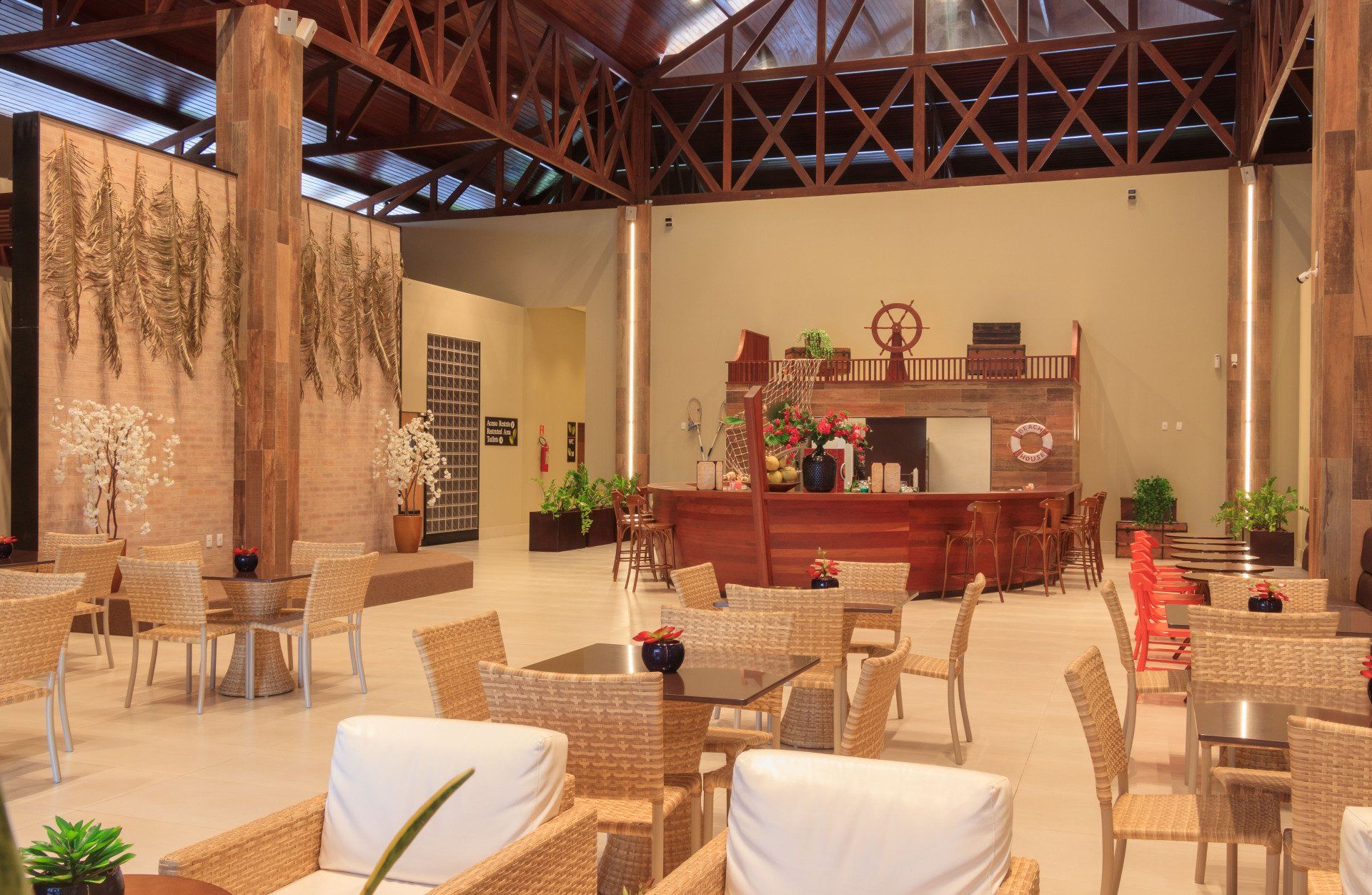 Uma sala grande com mesas e cadeiras e um bar