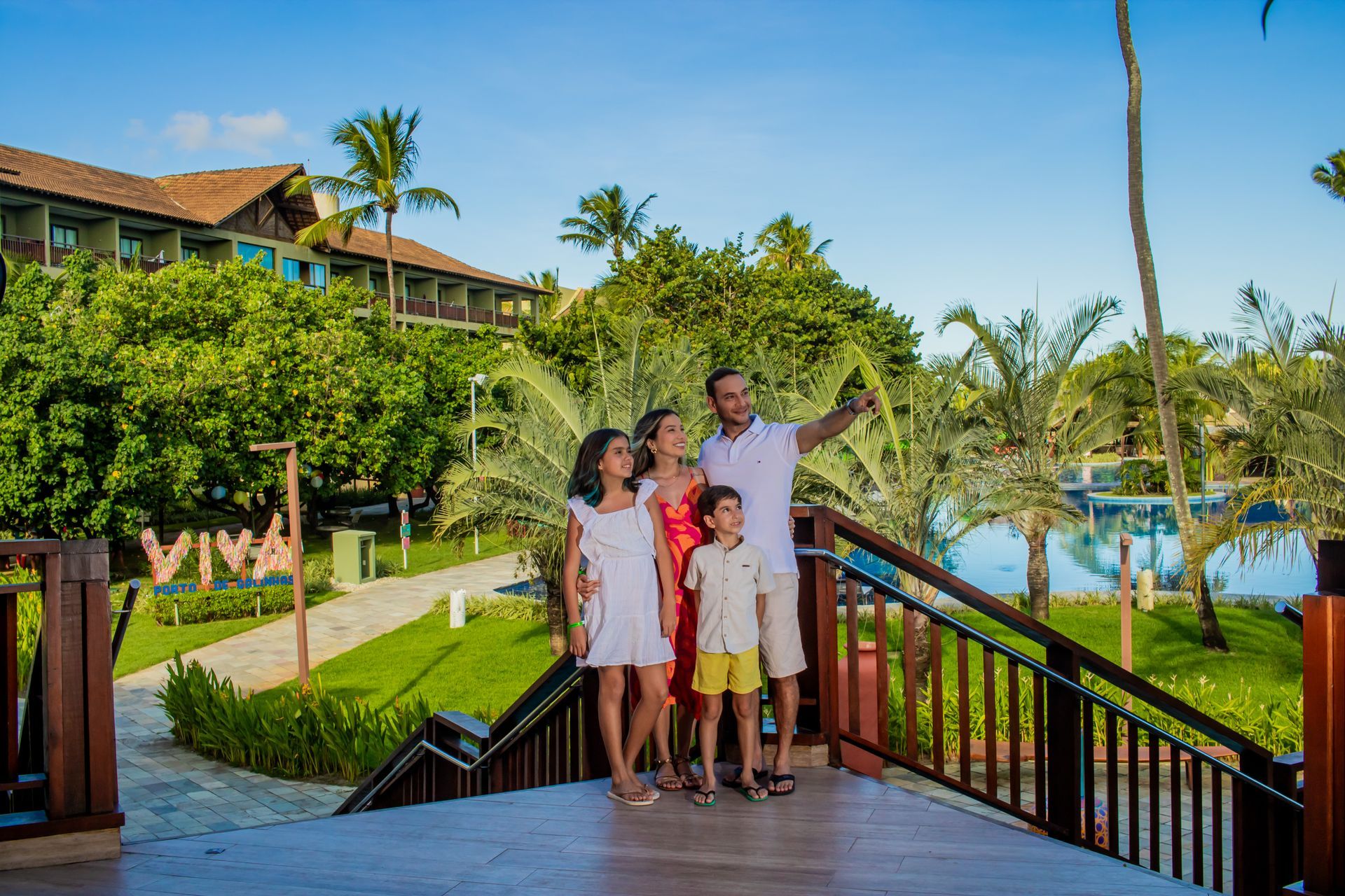 Uma família está em uma ponte tirando uma selfie.