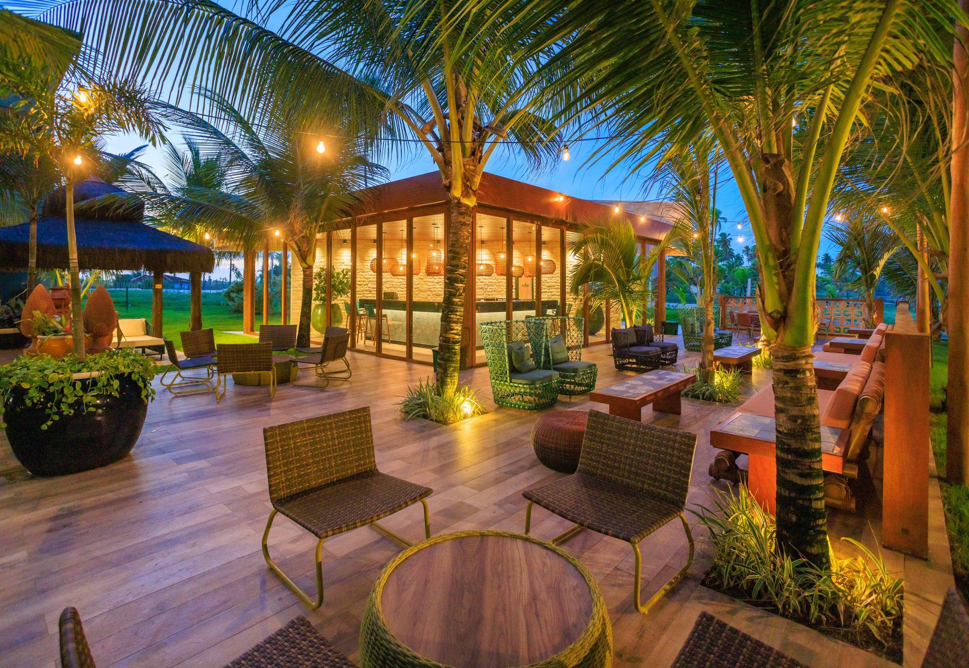 Há muitas cadeiras e mesas nesta área.