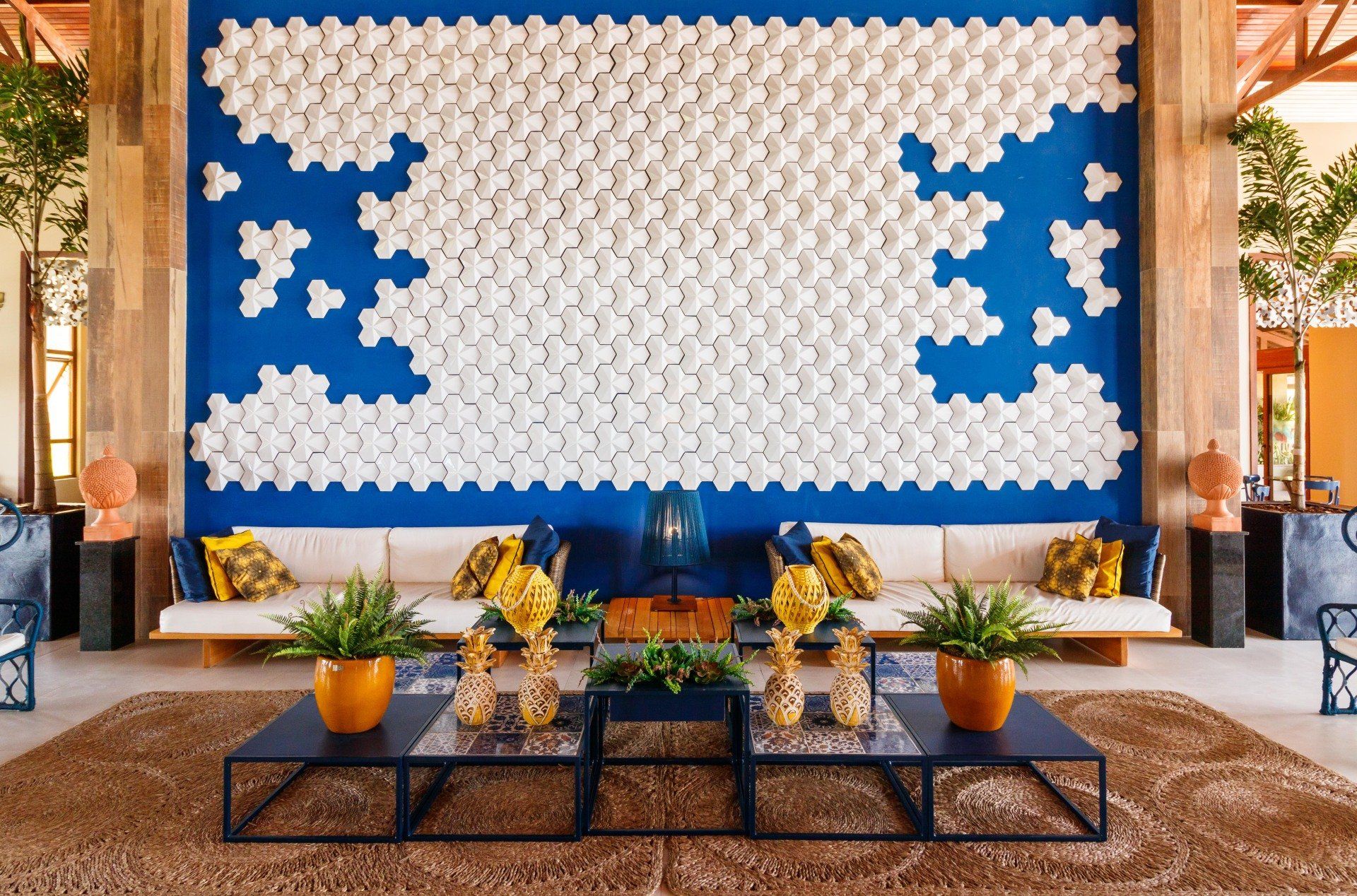 Uma sala de estar com uma parede azul e azulejos brancos na parede.