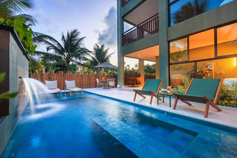 Uma sala grande com mesas e cadeiras e um bar
