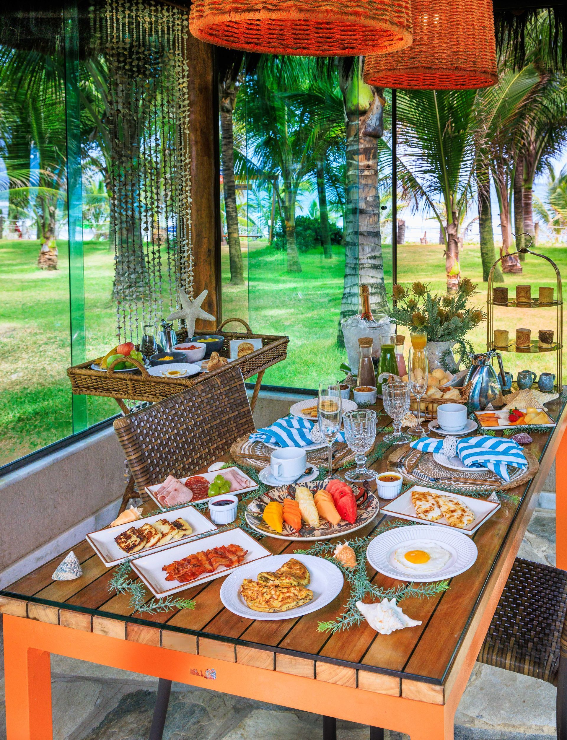 Uma mesa com pratos de comida em frente a uma janela.