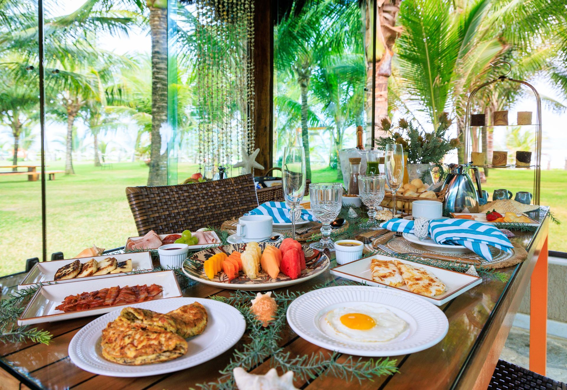 Há muitos pratos de comida na mesa.