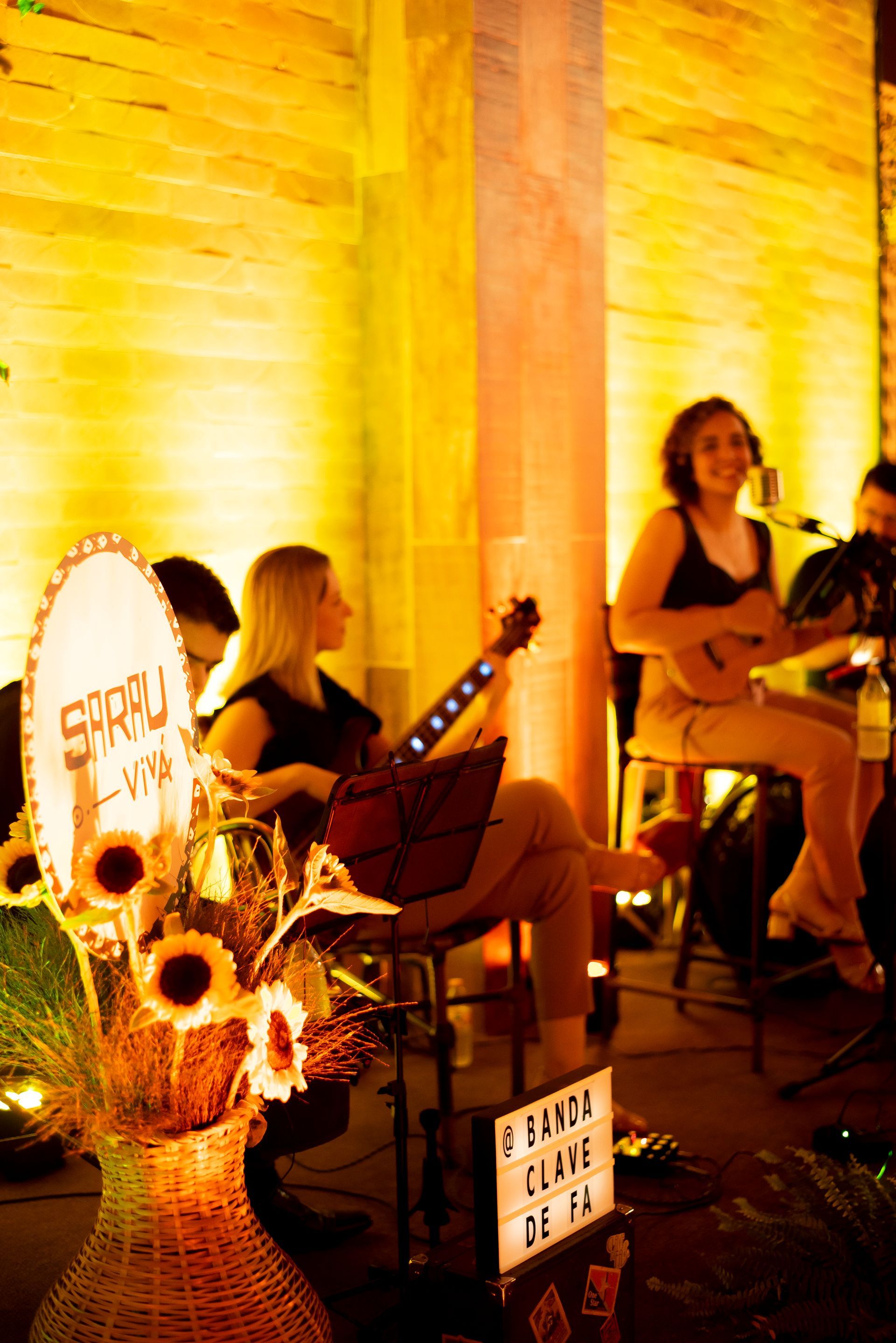 Um grupo de pessoas está tocando instrumentos em um palco.