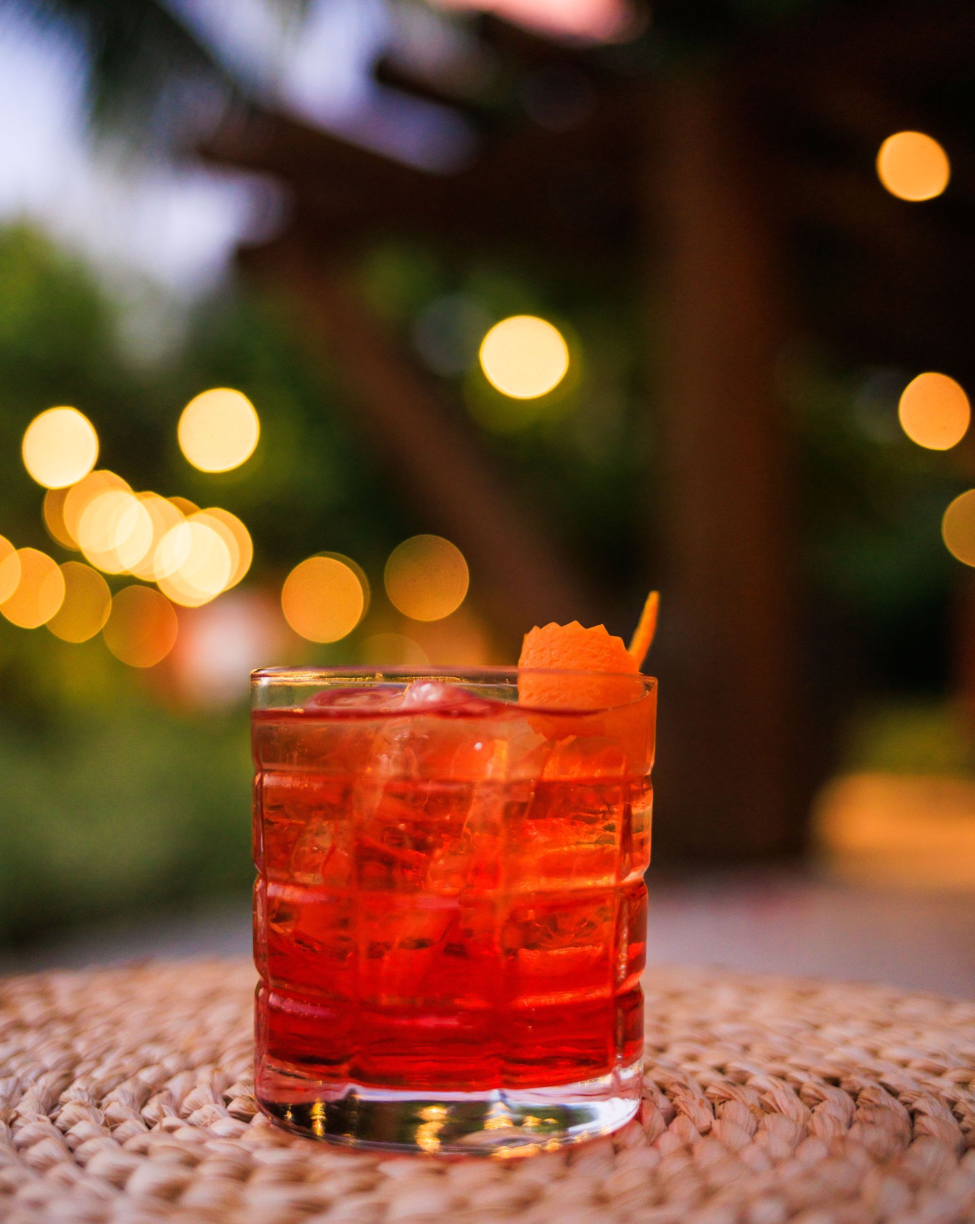 Um close de uma bebida em um copo sobre uma mesa.