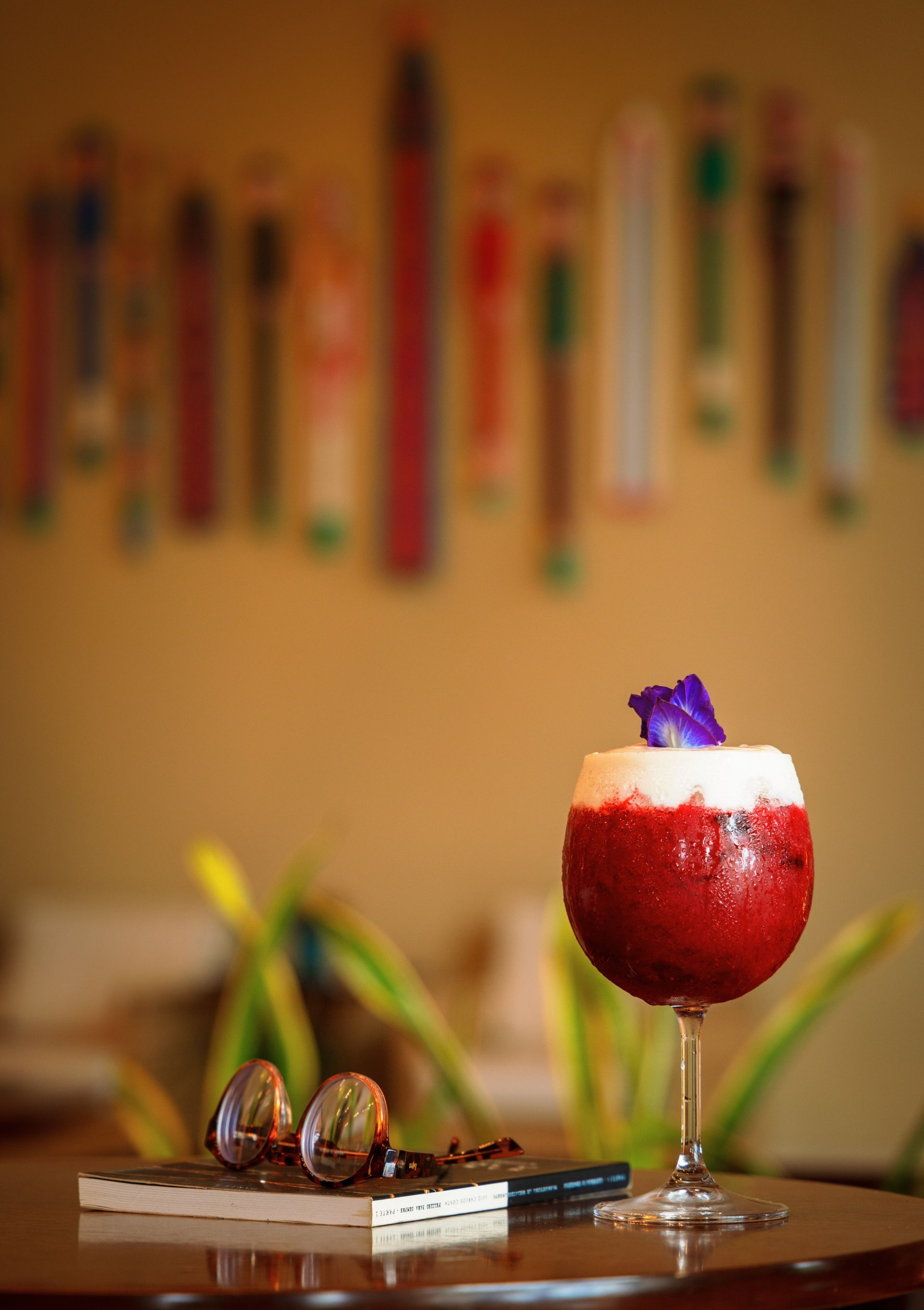 Um smoothie de morango em uma taça de vinho sobre uma mesa.