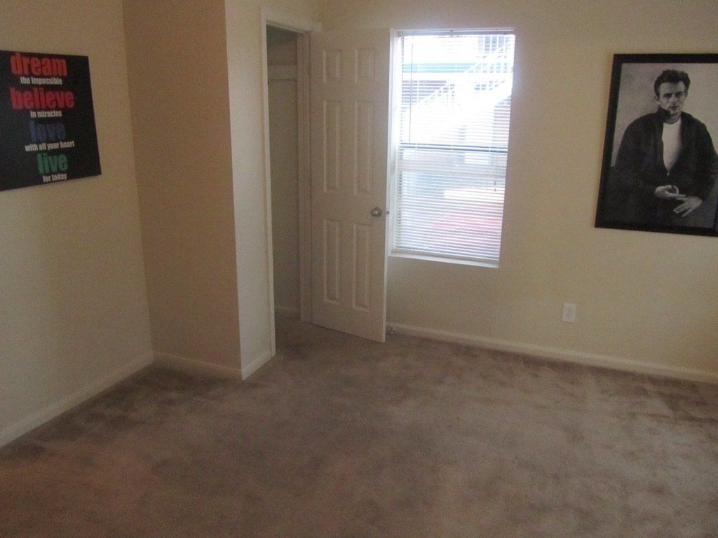 An empty room with a picture of abraham lincoln on the wall