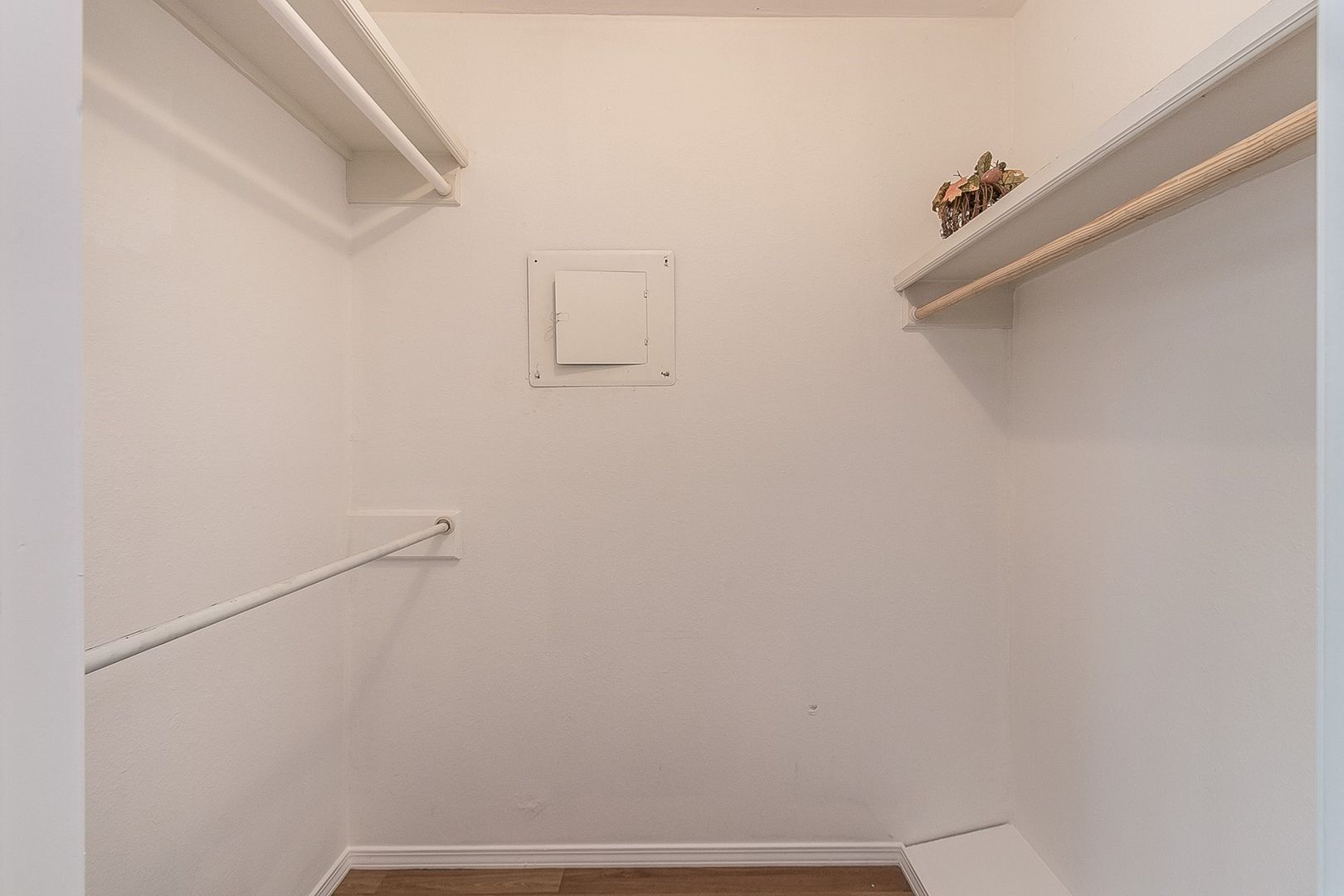 1 Bed walk in closet