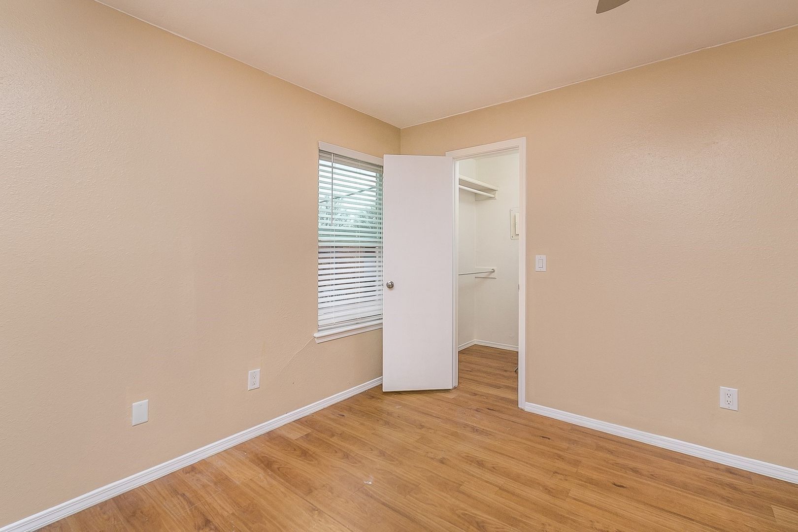 1 Bed room with walk in closet