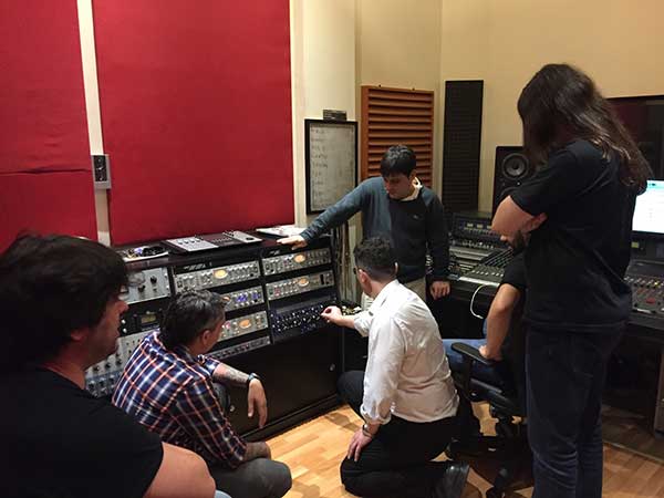 Alumnos del curso de mezcla con Pablo Rabinovich