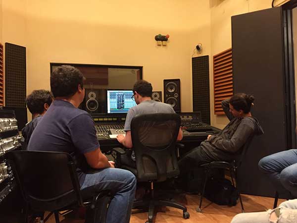 Alumnos del curso de mezcla con Pablo Rabinovich