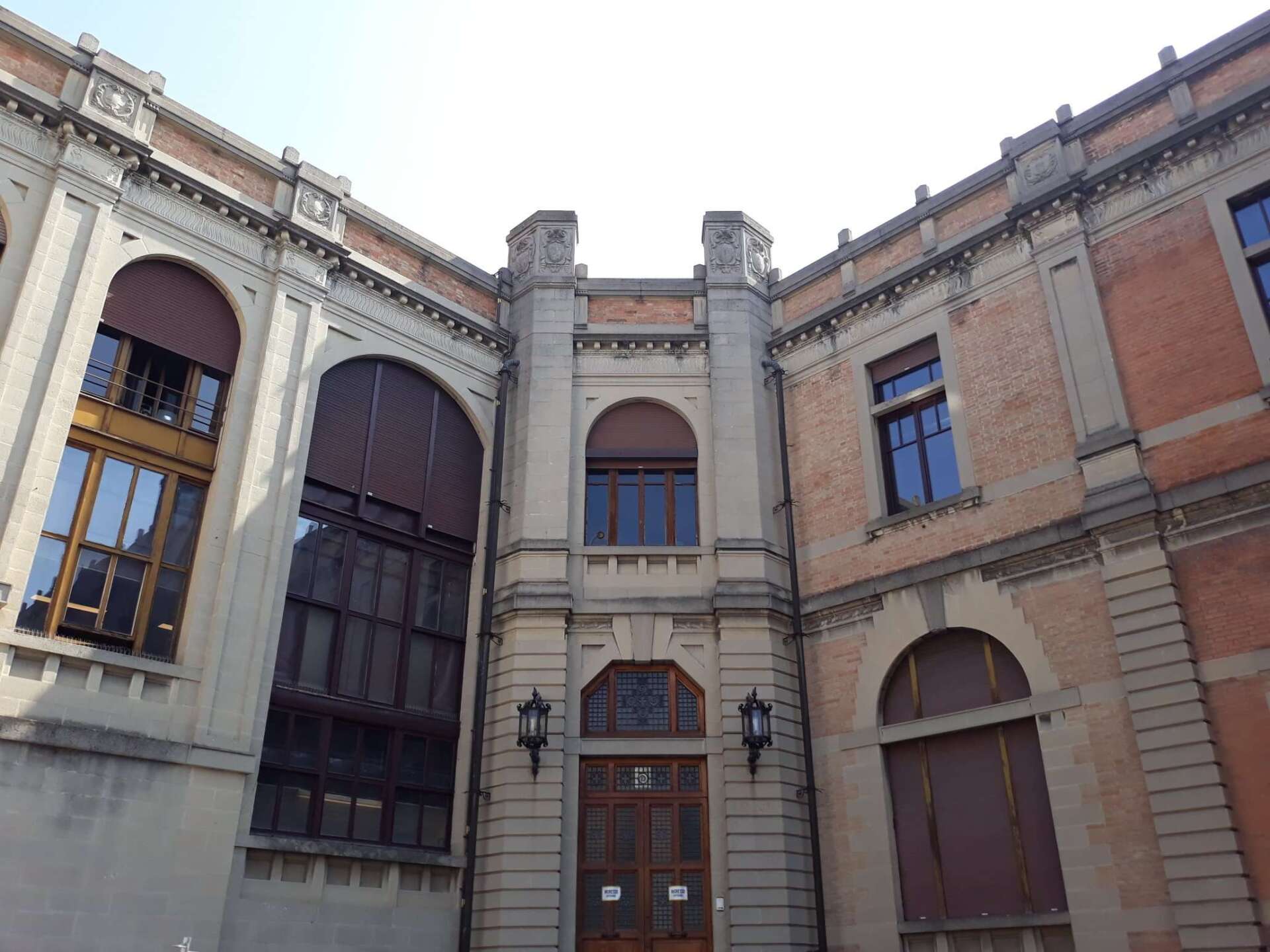 A large building with a lot of windows and arched windows