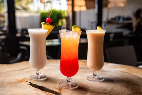 Disfruta de cocteles exclusivos en barra vieja