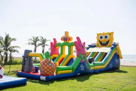 Club de playa en Acapulco con inflables para niños
