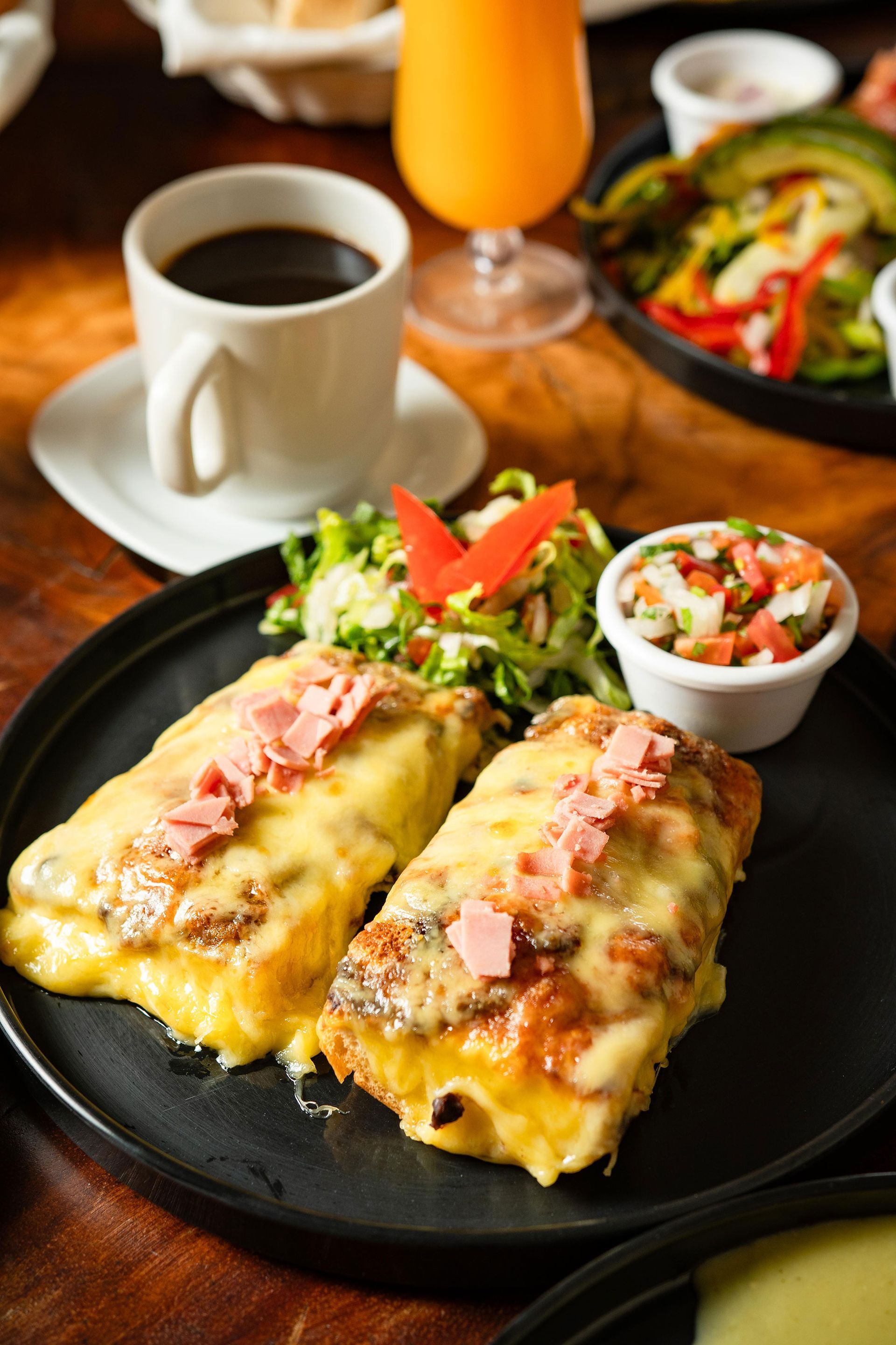 Desayuna en nuestro restaurante frente al mar con vista panorámica al atardecer en Hotel Mishol Acapulco Diamante
