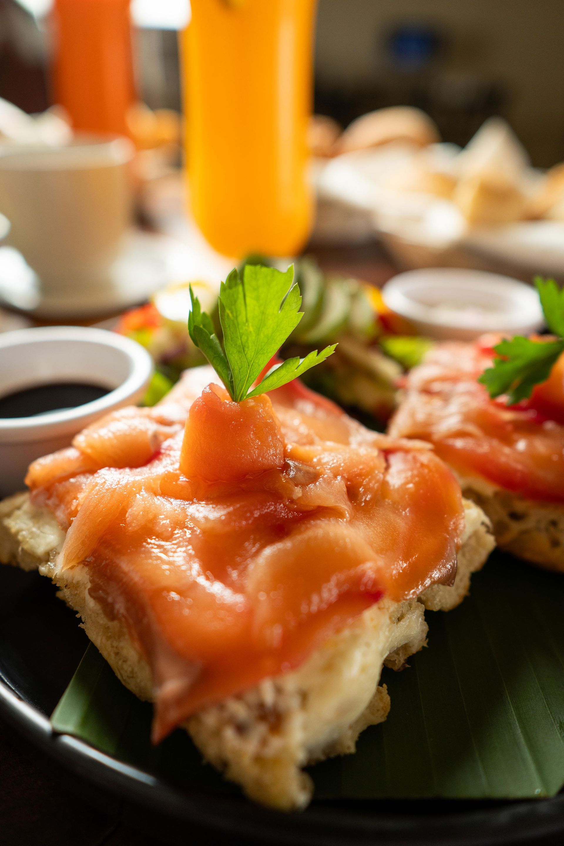 Comedor al aire libre con decoración tropical y ambiente relajado