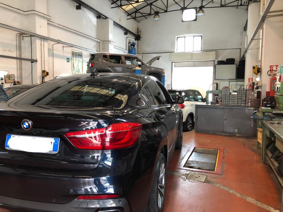 automobile BMW in un'autofficina