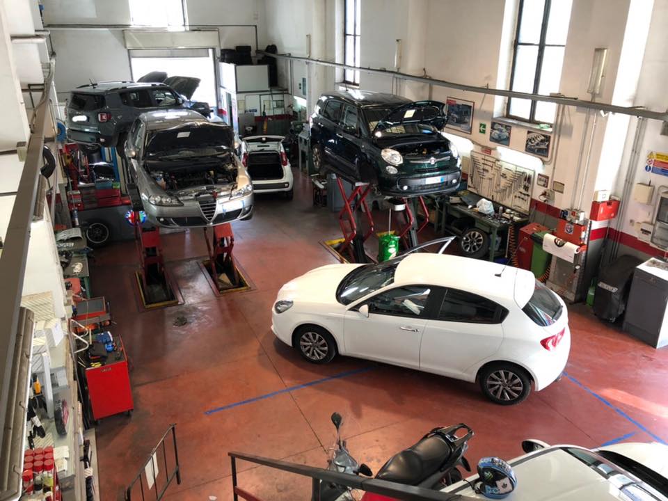 autovetture all'interno di un'autofficina