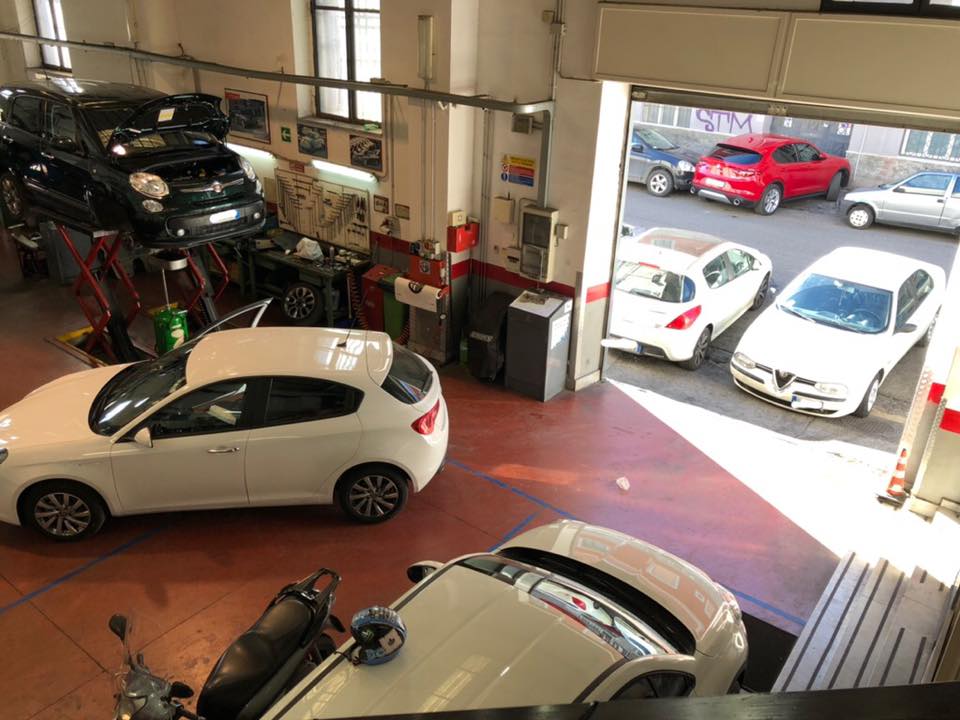 vetture in un'autofficina