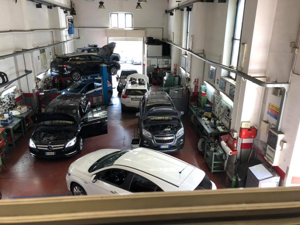 autovetture dentro un'autofficina