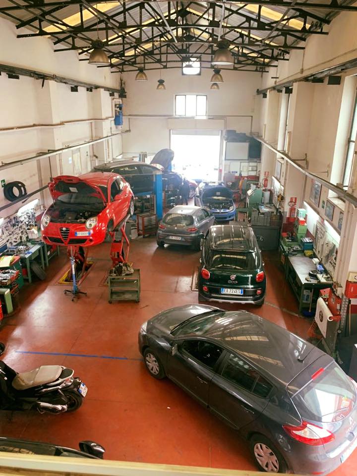 automobili dentro un'autofficina