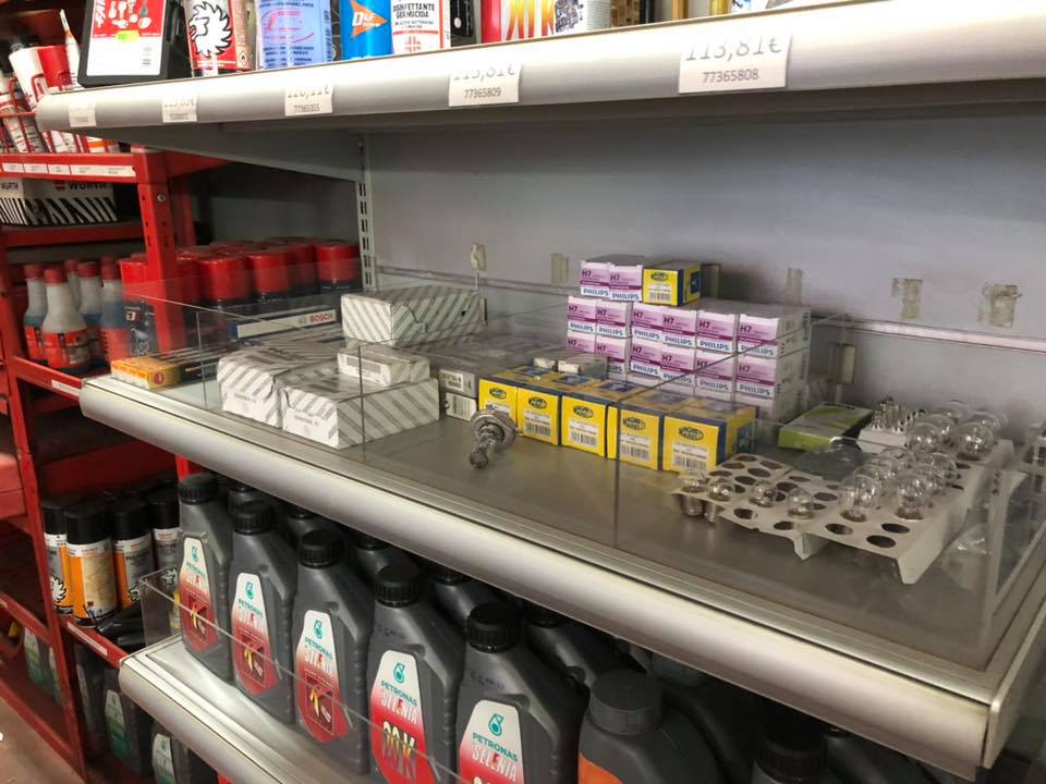 accessori per manutenzione auto in esposizione