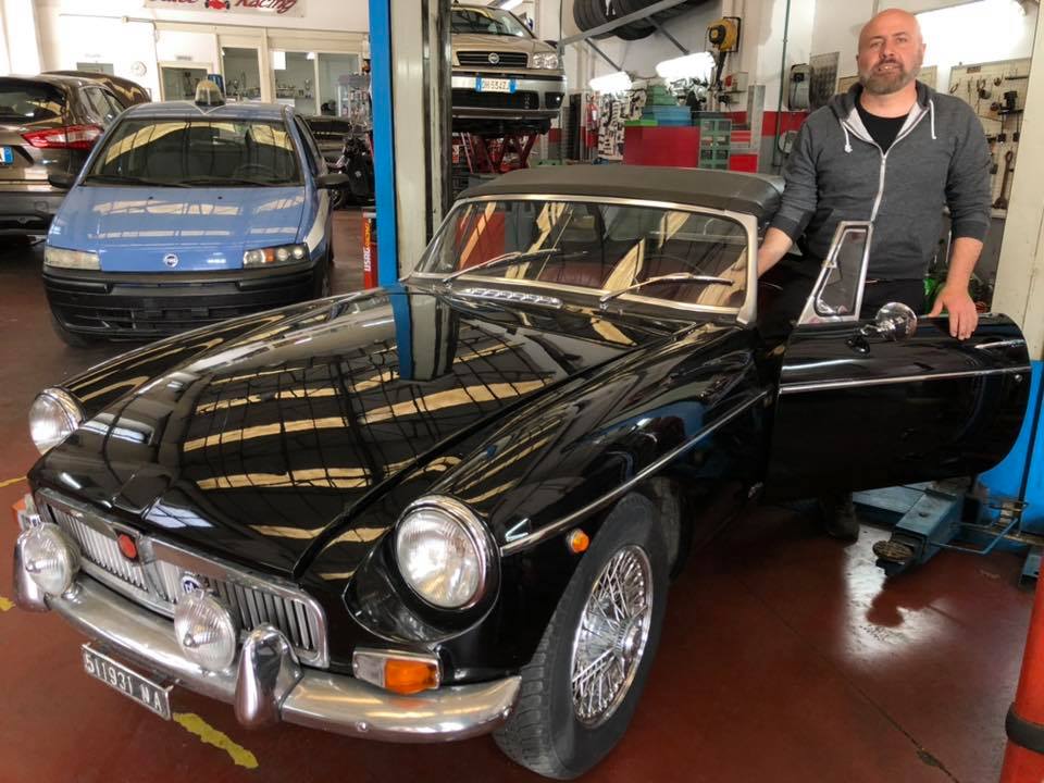 auto d'epoca nera in un'autofficina