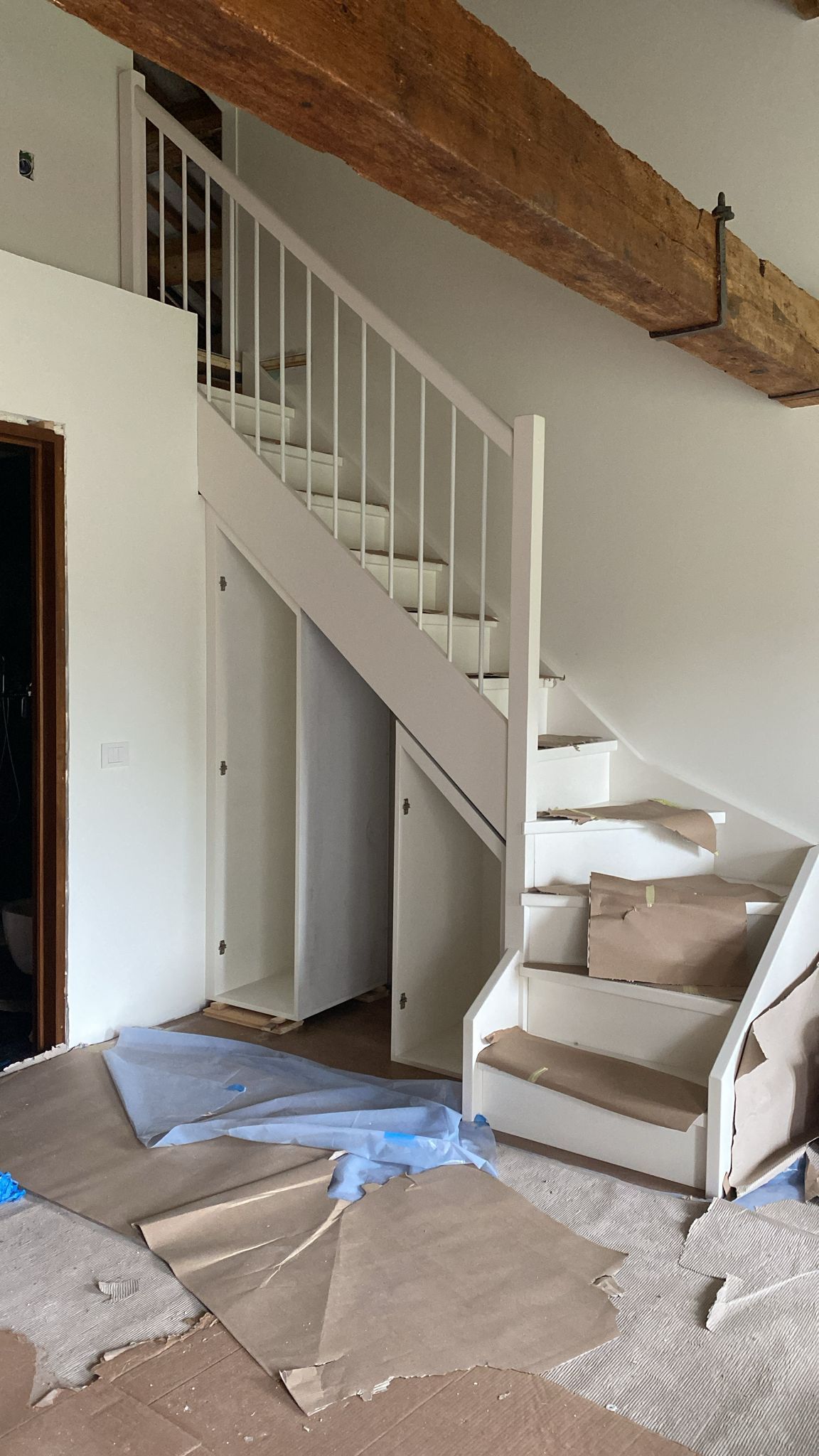 Un soggiorno con una scala che porta al secondo piano.