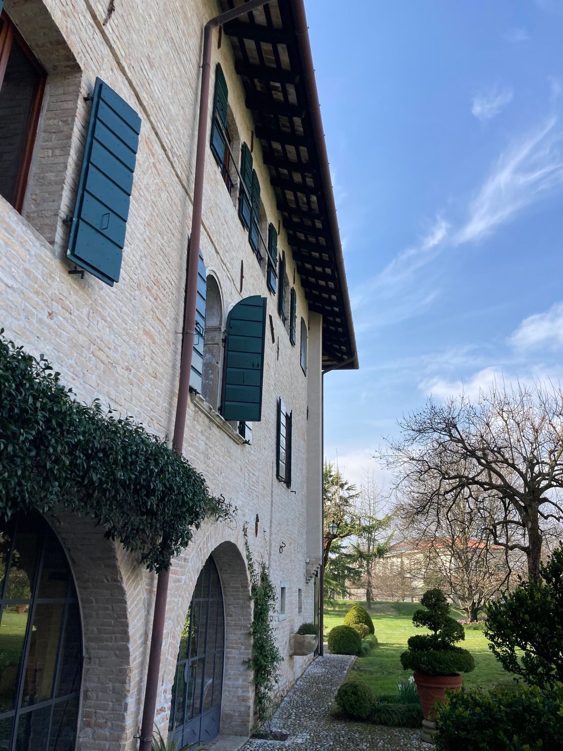 Un grande edificio in mattoni con persiane blu alle finestre
