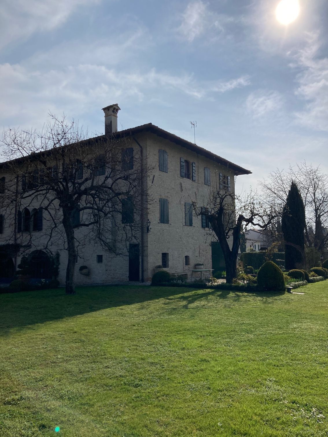 Una grande casa con un rigoglioso prato verde davanti.