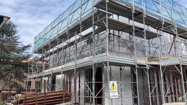 Un edificio in costruzione circondato da impalcature.