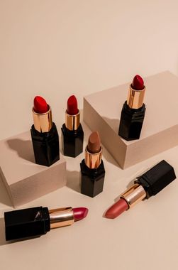 Dos frascos de perfume de cristal, uno azul oscuro y otro color rosa, se encuentran uno al lado del otro.