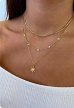 Un bolso tote texturizado de color granate intenso con detalle de correa con hebilla.