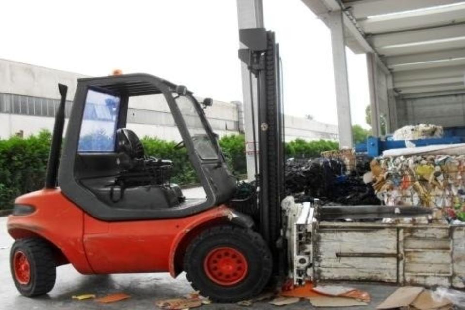 Muletto per sollevamento rifiuti di GNS a Como