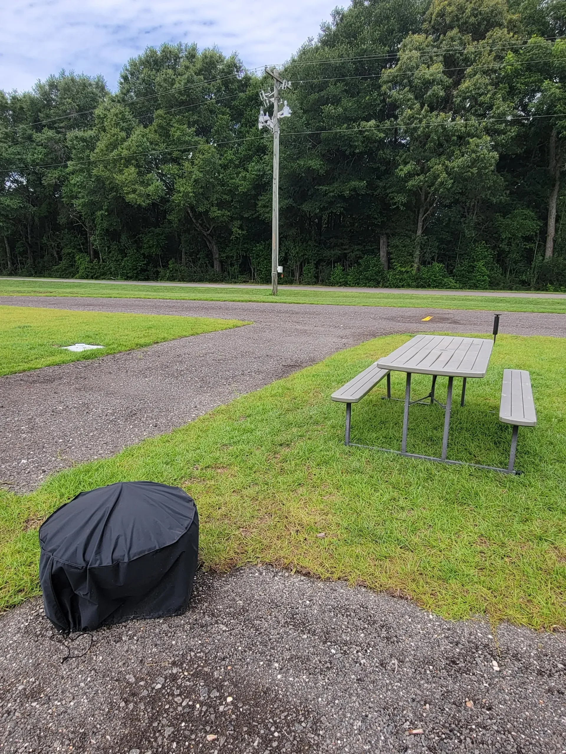 Picnic area at Simple Livin Campground