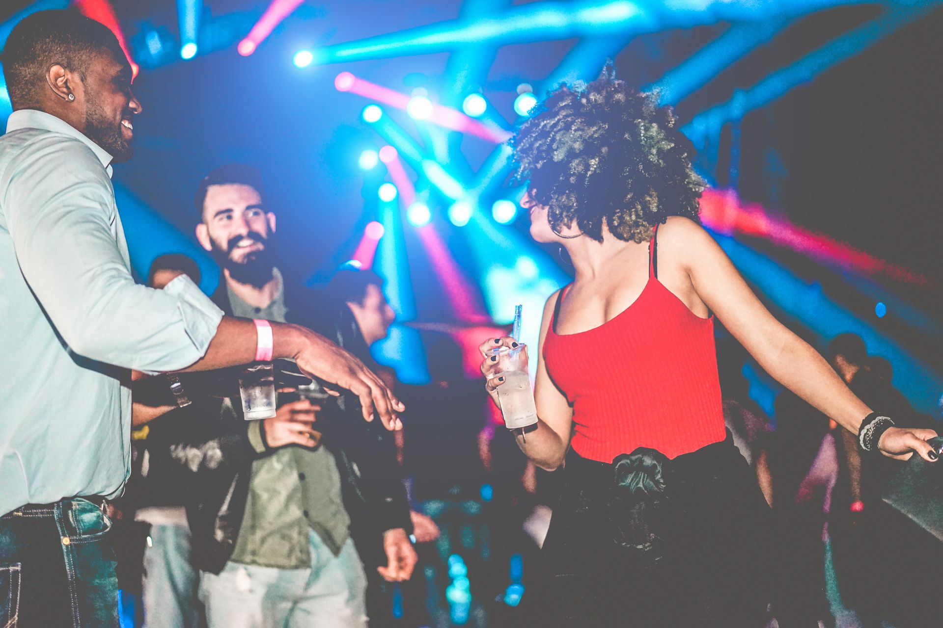 A group of people are dancing in a club.