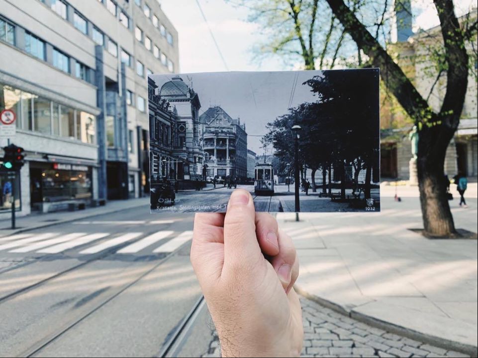 Mann holder gammelt fotografi av Høyres Hus foran nytt fotografi av Høyres Hus