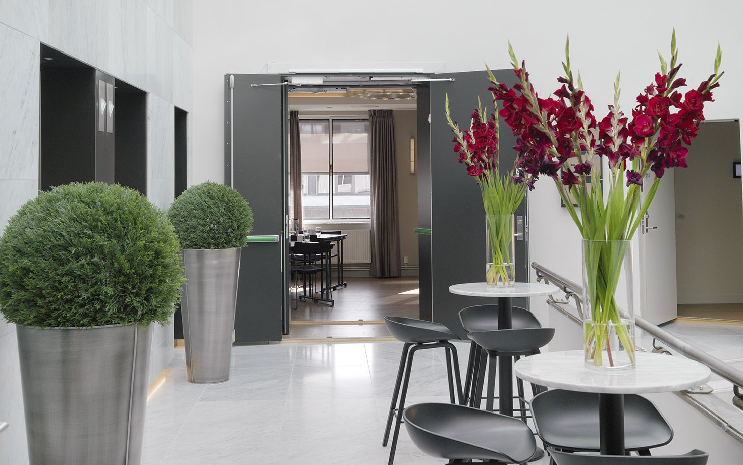 Foajeen i 7. etasje med blomsteroppsatser med inngang til lokalene