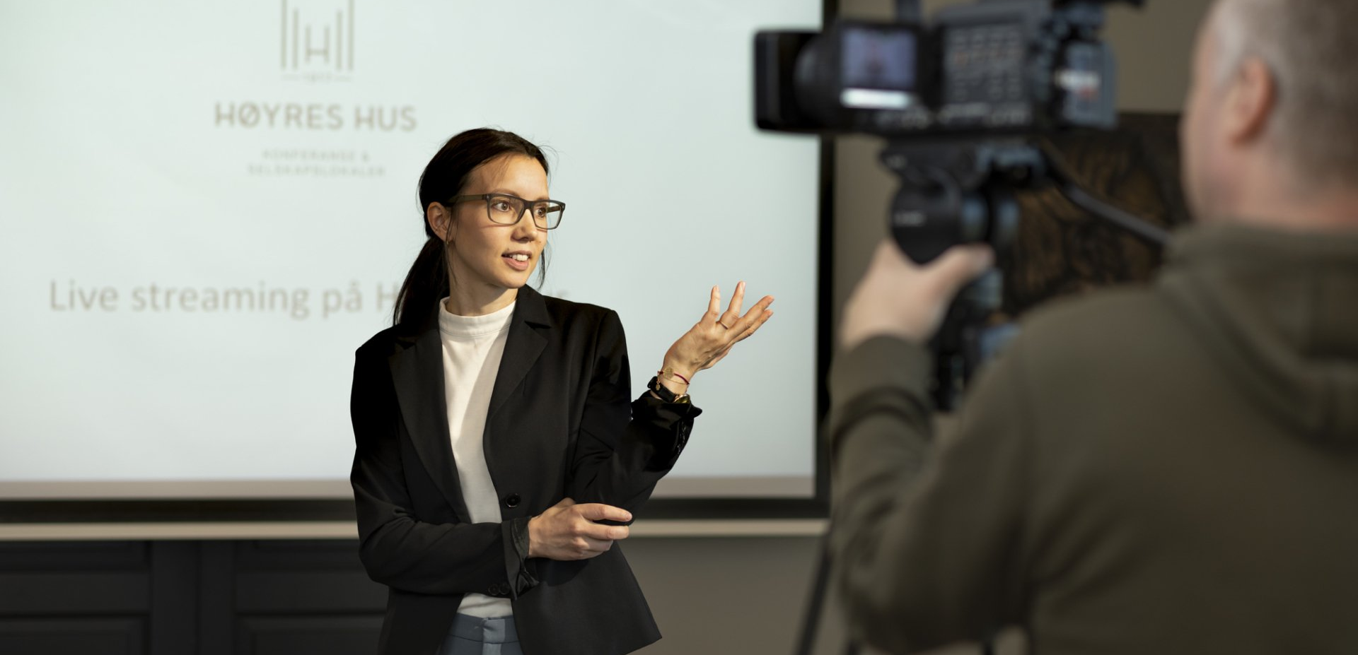 Vanessa i Høyres Hus filmes mens hun demonstrerer videokonferanse