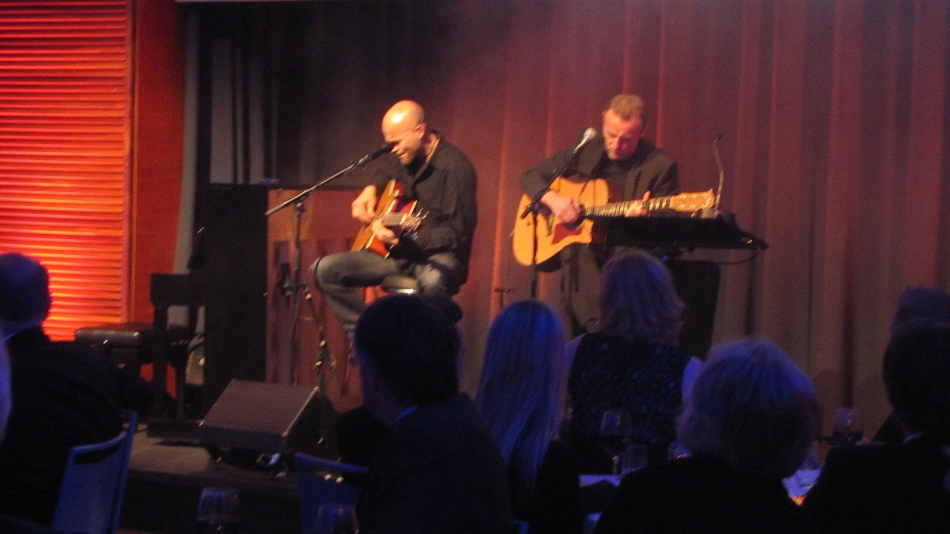 To menn spiller gitar på scenen under kick-off på Høyres Hus