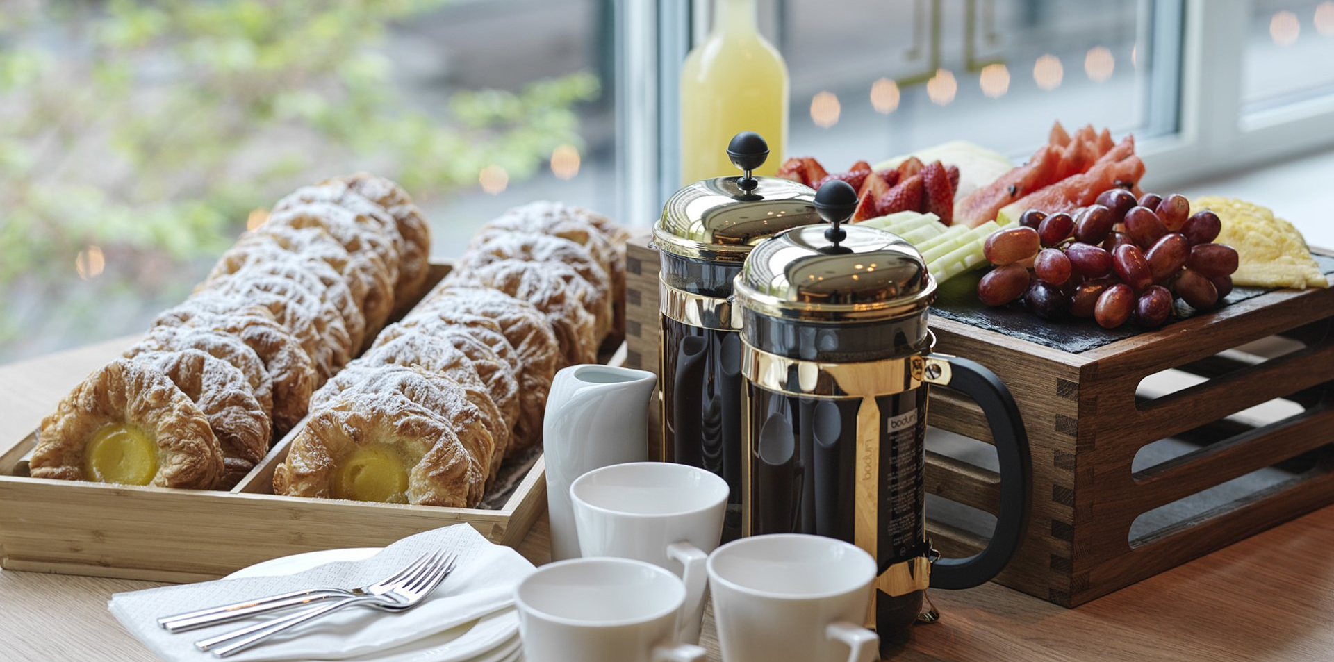 Kaffe og wienerbrød klart til frokostmøte på Høyres Hus