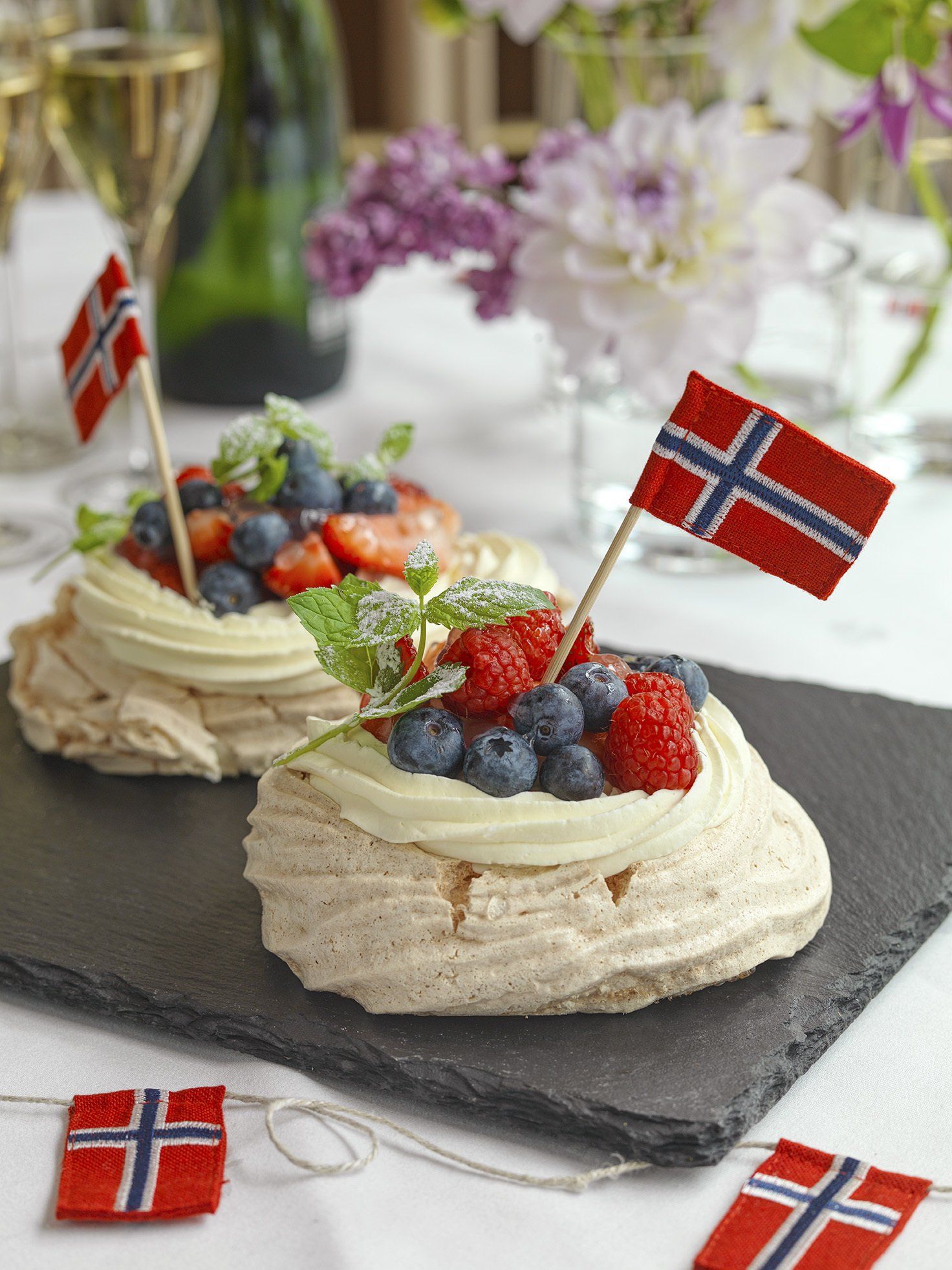 Pavlova med bær pyntet til 17. mai