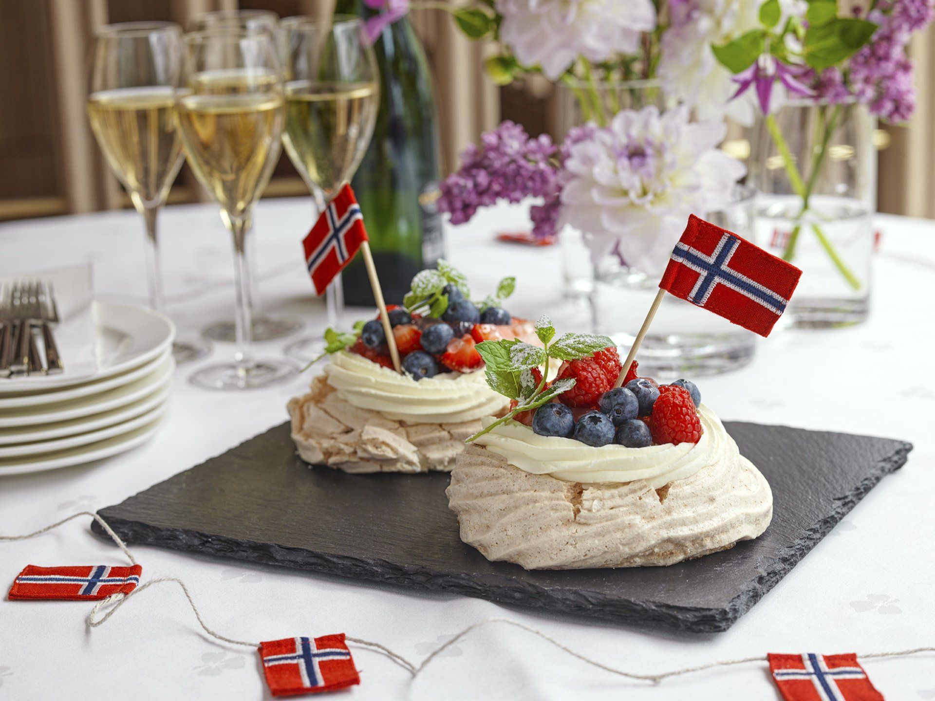 Pavlova med norske flagg på restaurant Tivander i anledning 17. mai-selskap