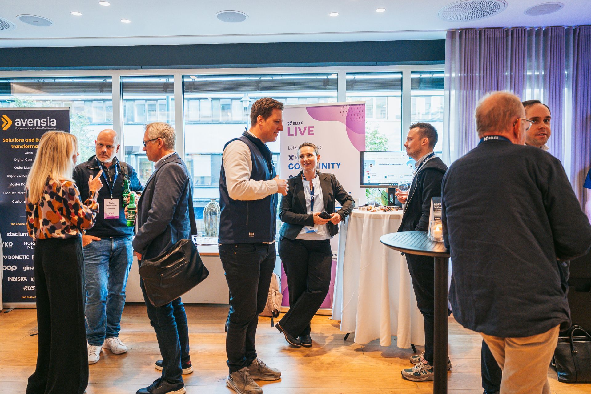 Foaje i 7. etasje med skjerm som viser oversikt over hvor man skal