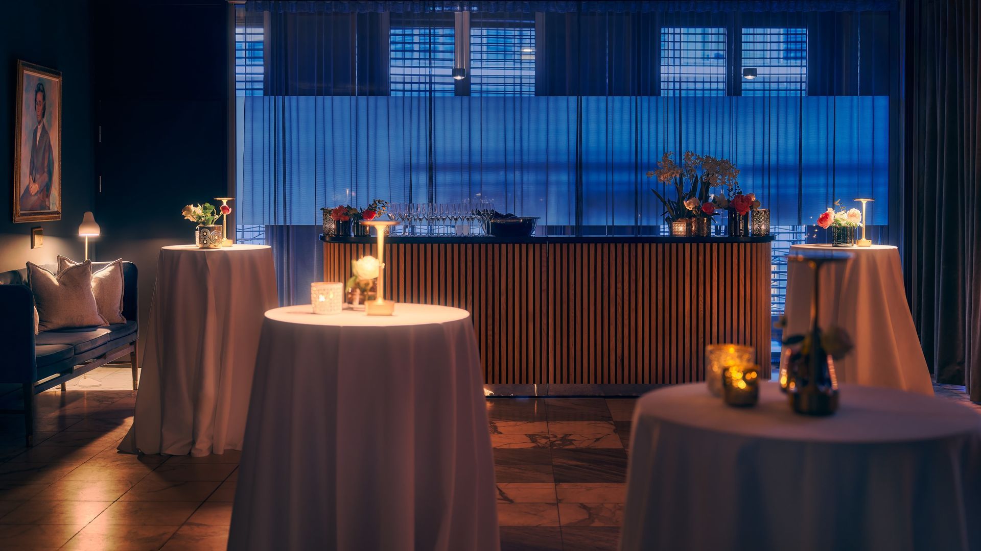 Mennesker på event som skåler