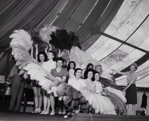 Pavlova med bær pyntet til 17. mai