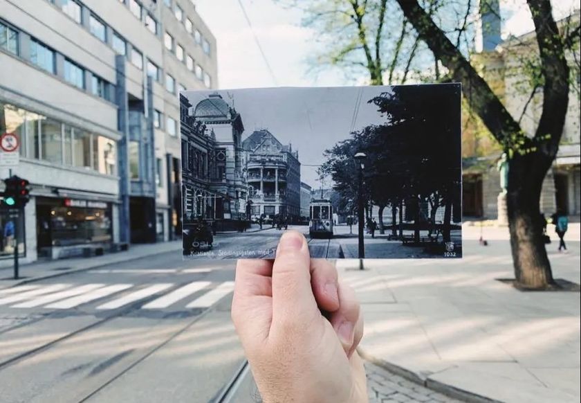 Mann holder gammelt fotografi av Høyres Hus foran nytt fotografi av Høyres Hus