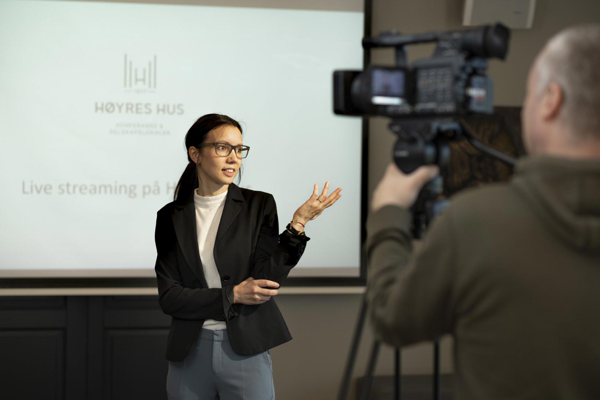 Vanessa i Høyres Hus blir filmet mens hun demonstrerer videokonferanse