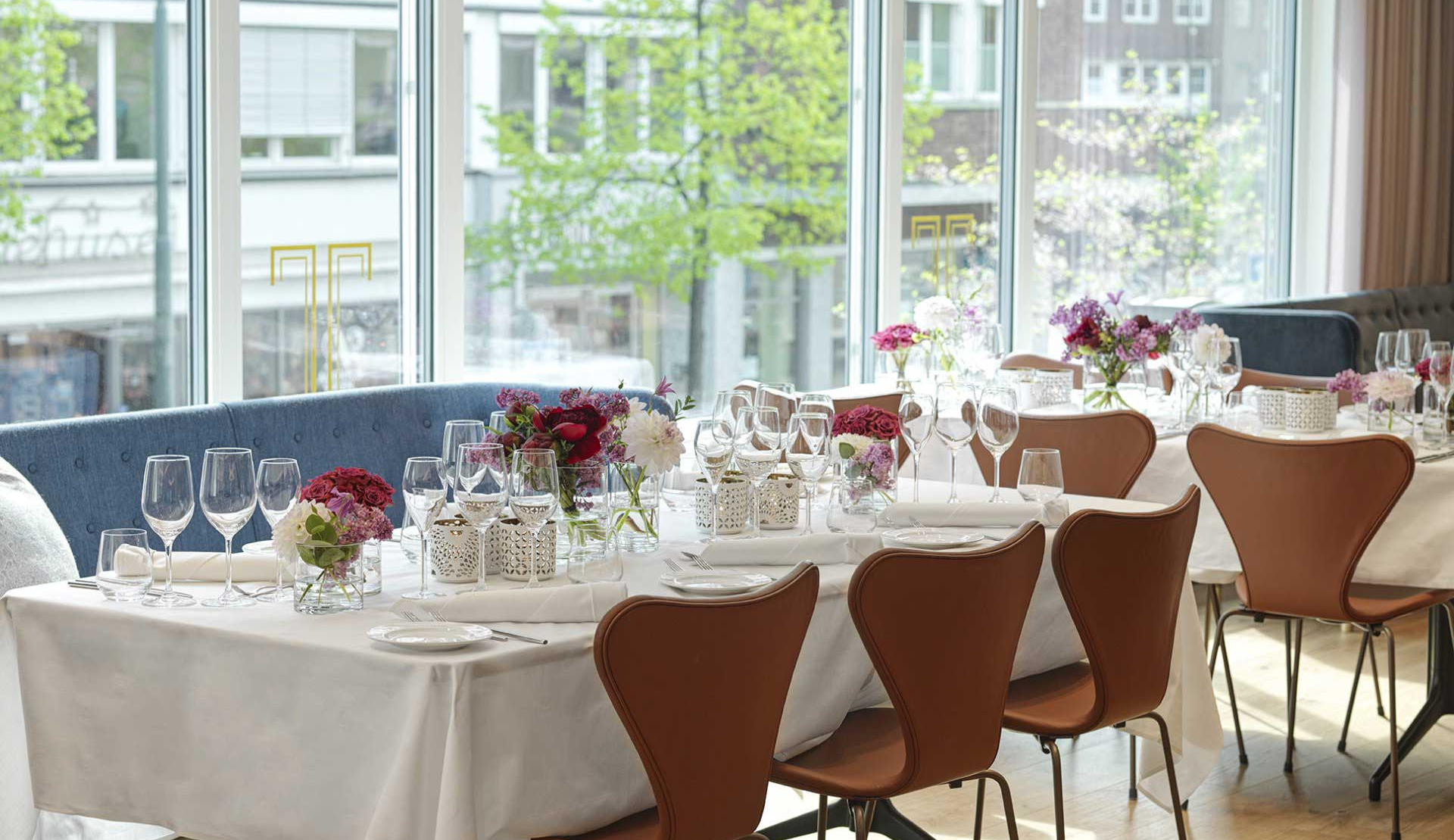 Bord dekket med servise og blomsterbuketter