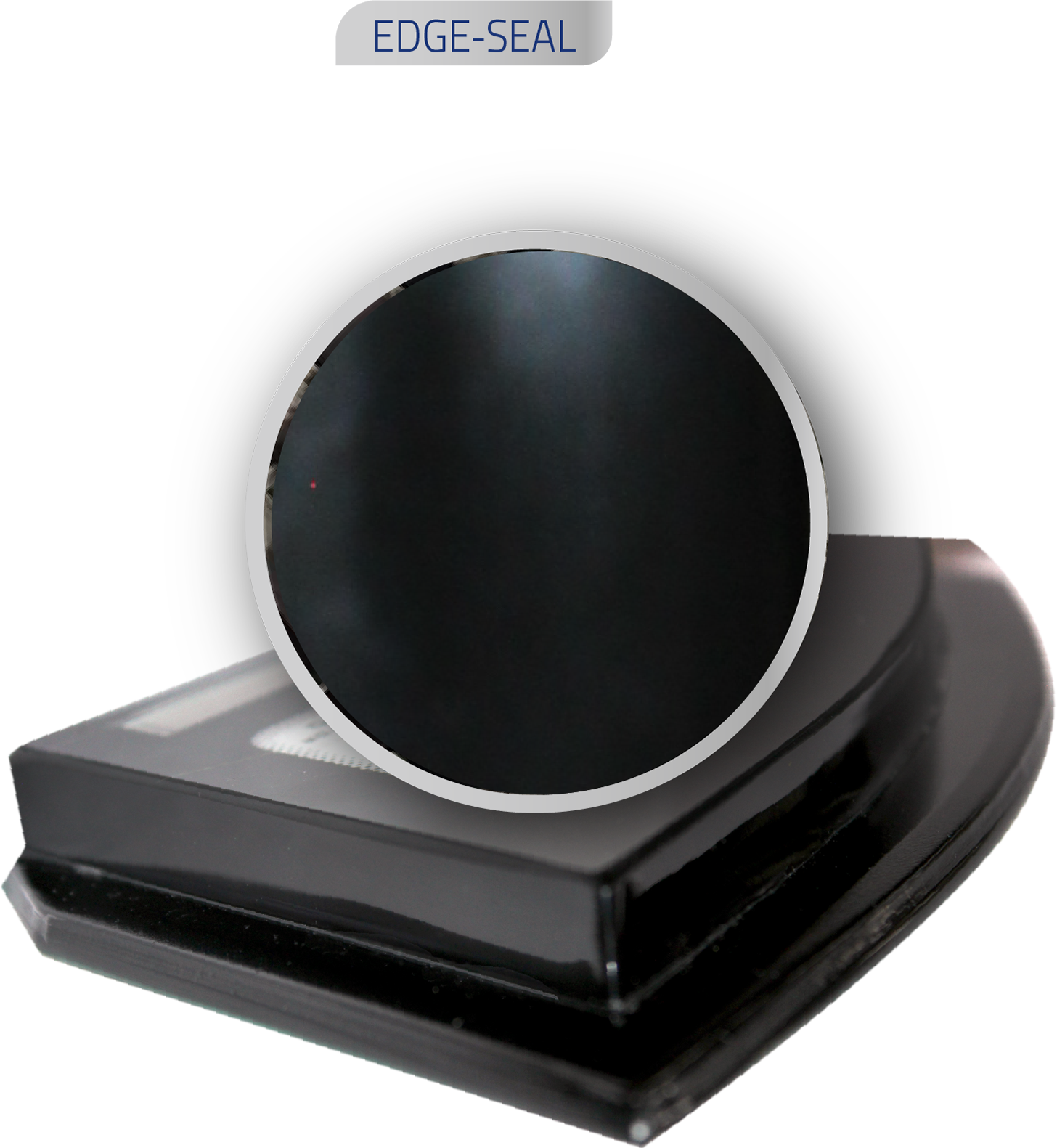 Selo preto e redondo em um bloco preto angulado, com a inscrição 